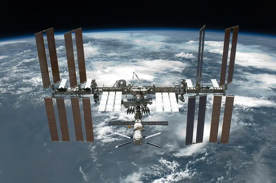 La Station spatiale internationale vue depuis la navette Endeavour, au-dessus de la Terre, après le désamarrage de STS-134 en mai 2011.